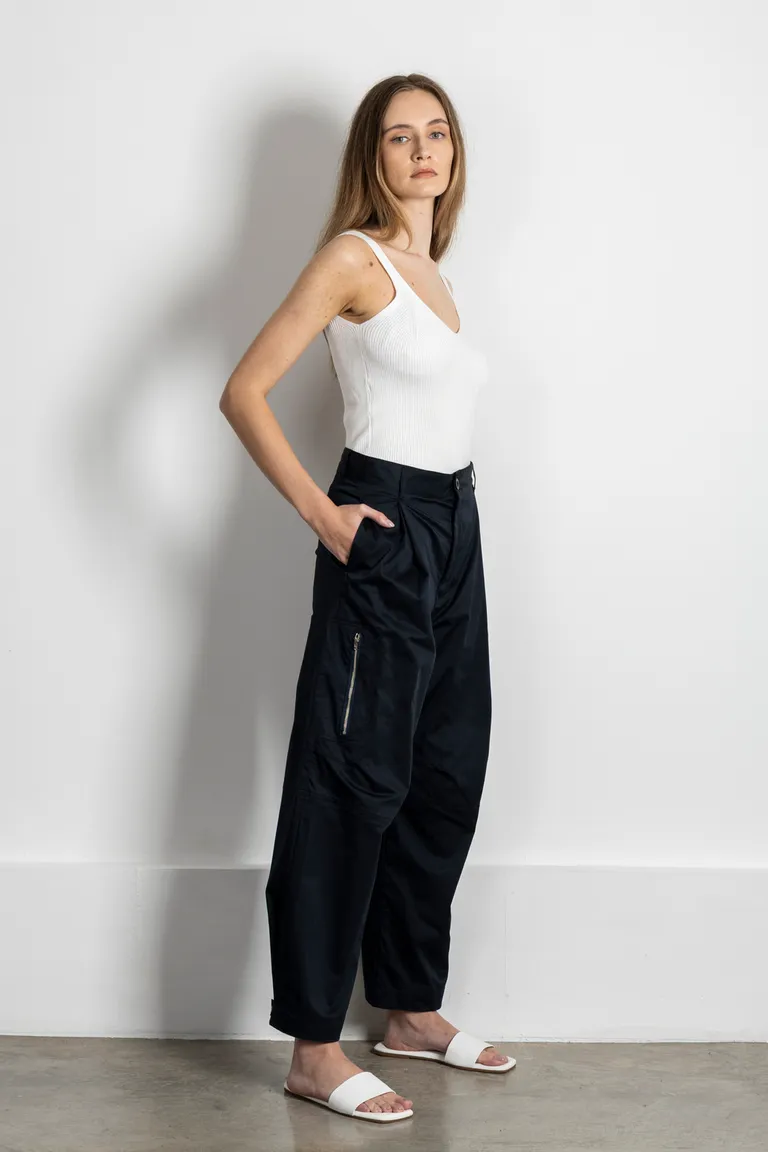 Musculosa blanca de punto con detalle de canelones y escote en V de Kill en Buzos y Sweaters para argentina