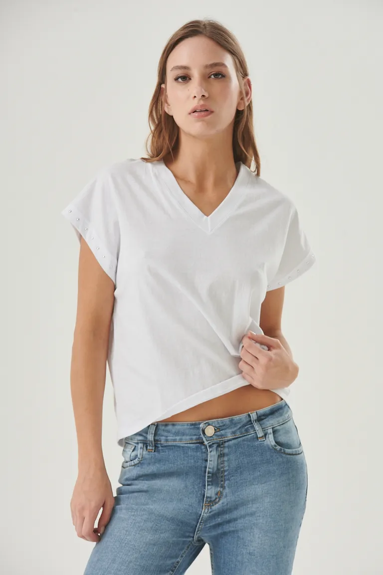 Remera de algodón con escote en V y detalles metálicos en las mangas de Sweet en Remeras para argentina