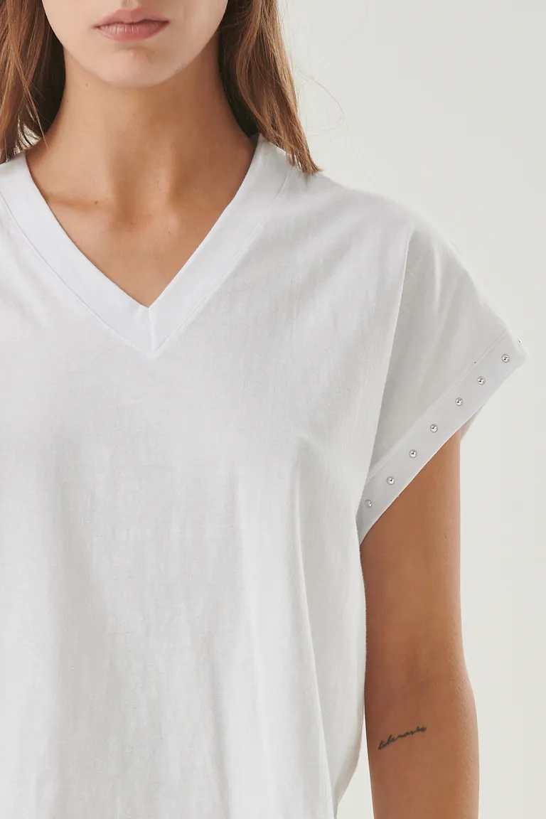 Remera de algodón con escote en V y detalles metálicos en las mangas de Sweet en Remeras para argentina