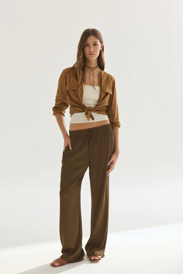 Pantalón bowie: Elegancia y comodidad en un solo atuendo de Akiabara en Pantalones para argentina