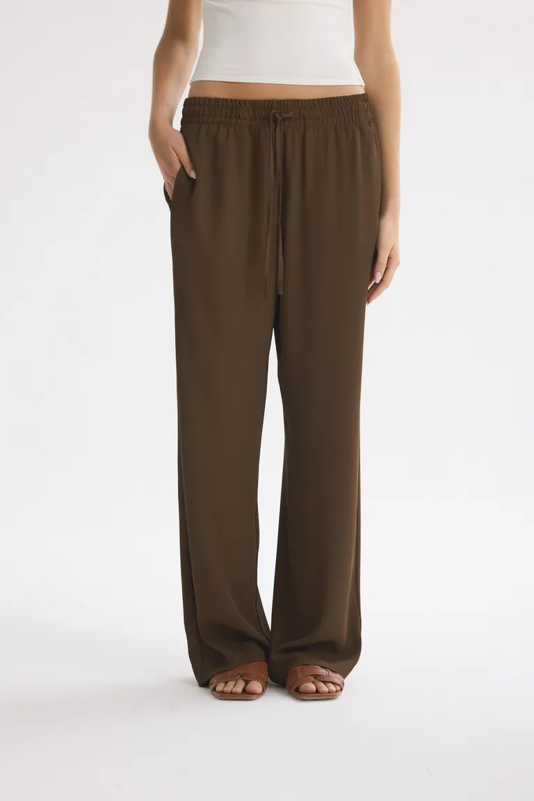 Pantalón bowie: Elegancia y comodidad en un solo atuendo de Akiabara en Pantalones para argentina