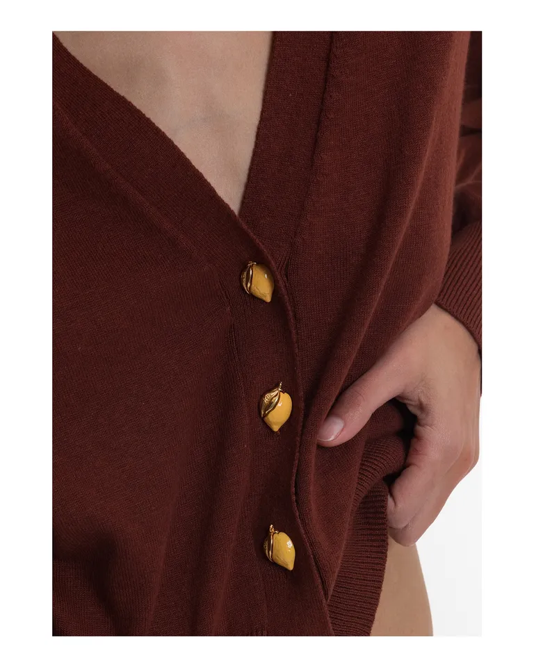 Cardigan holgado de diseño exclusivo y botones diferenciados de Jazmin Chebar en Buzos y Sweaters para argentina