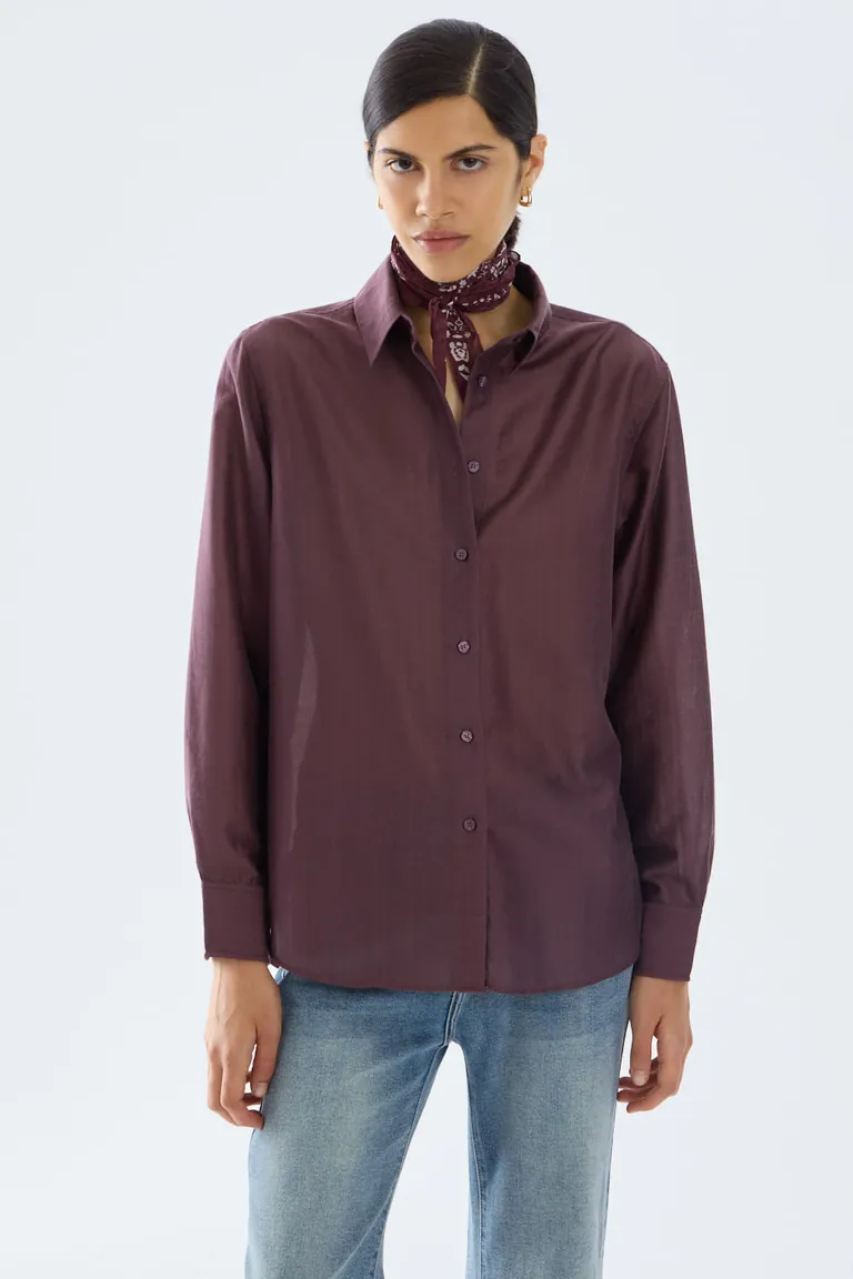 Camisa de mujer con cuello camisero, abotonadura frontal, puños anchos y calce holgado a la cadera de Portsaid en Camisas para argentina