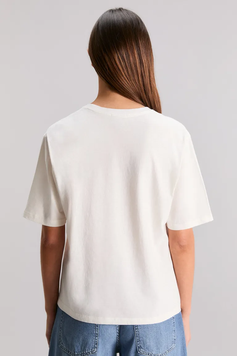 Remera blanca con estampa de tomates, de corte regular y escote redondo de Kosiuko en Remeras para argentina