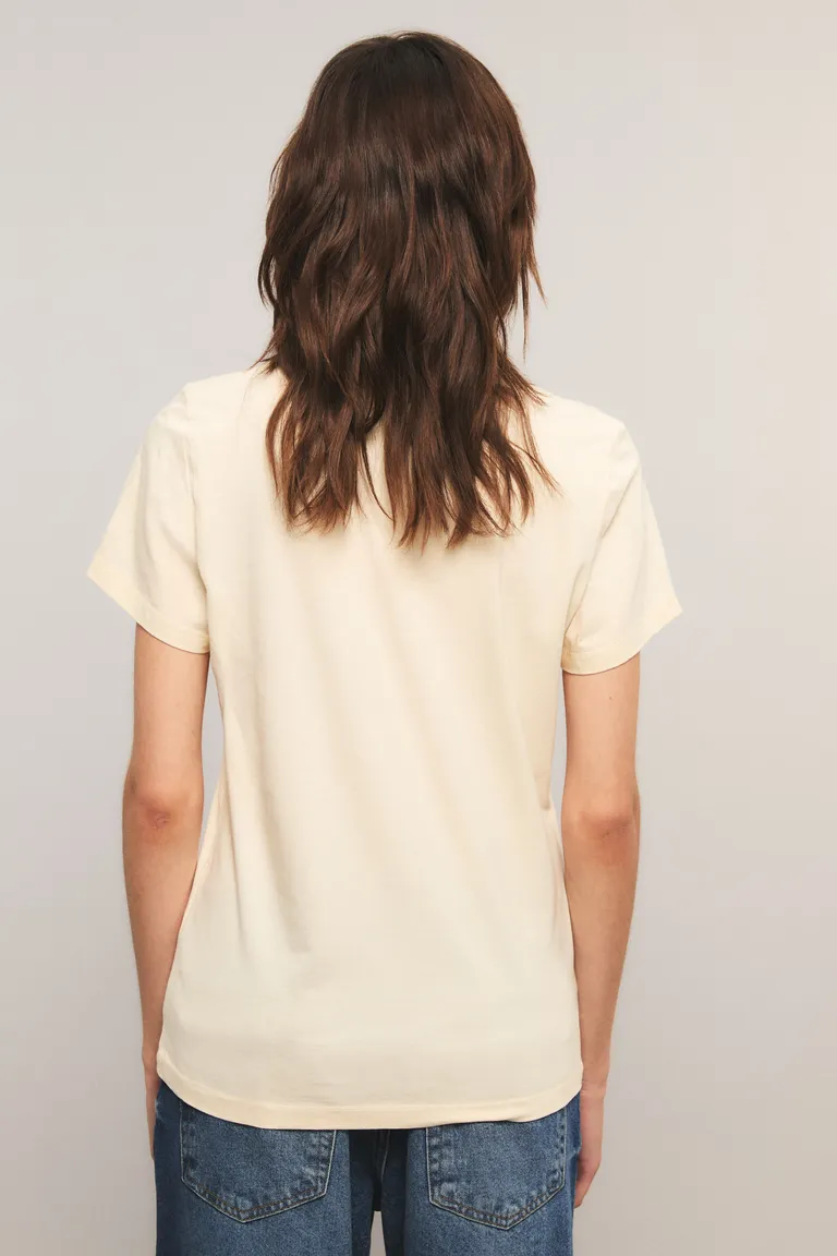 Remera manga corta con cuello redondo y estampa frontal de corazón e inscripción de Kosiuko en Remeras para argentina