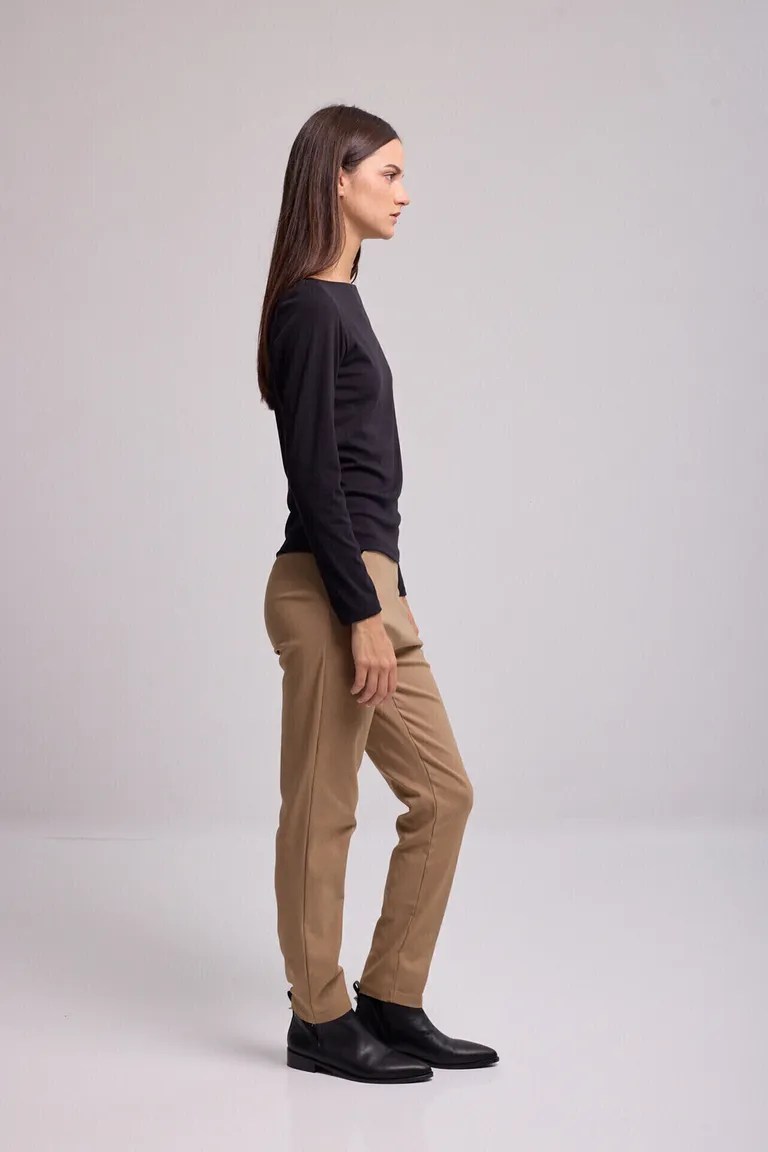 Pantalon sastrero de corte al cuerpo con bolsillos frontales y pinzas en la espalda de Kill en Pantalones para argentina