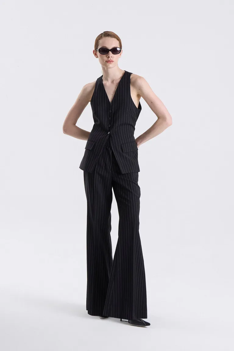 Chaleco sastrero entallado con diseño de rayas verticales y cierre frontal de botones de Maria Cher en Chalecos para argentina