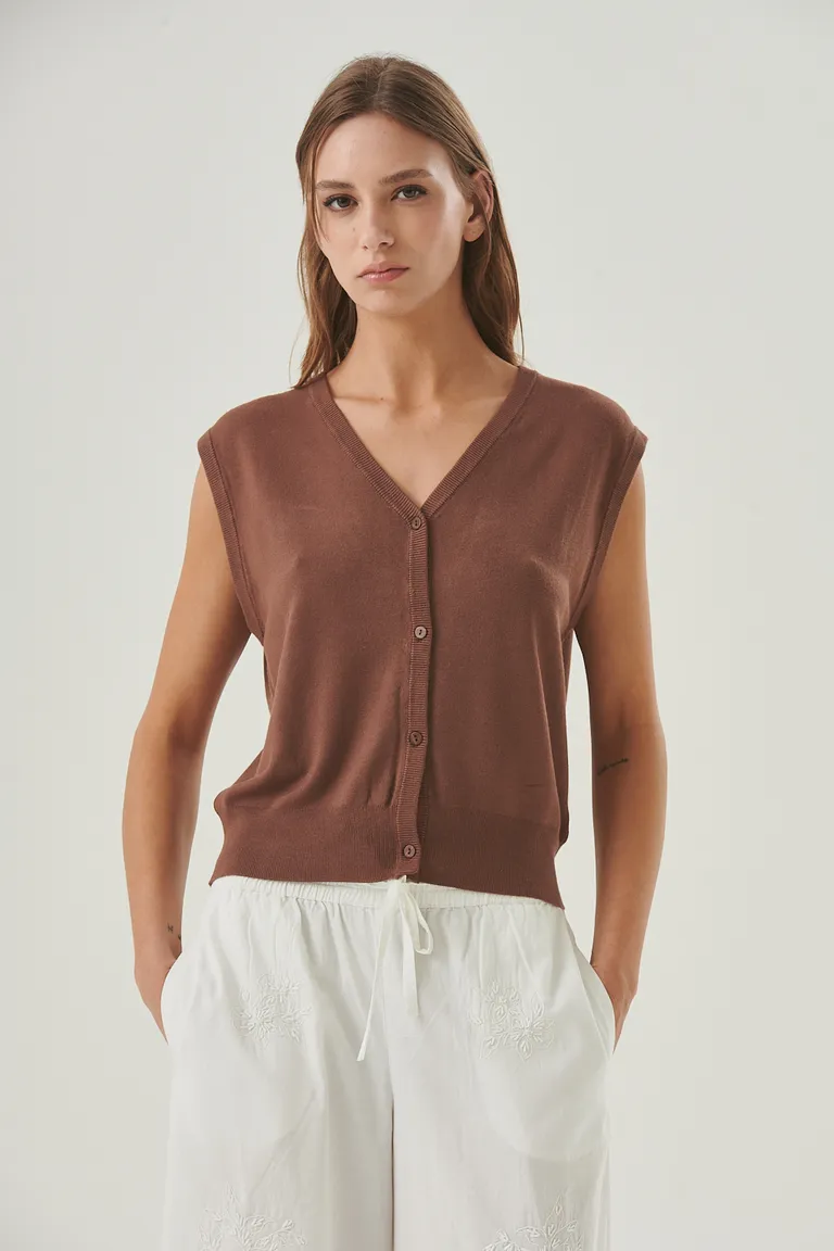 Chaleco de diseño clásico con escote en V y cierre frontal con botones, ideal para combinar en outfits de media estación de Sweet en Chalecos para argentina