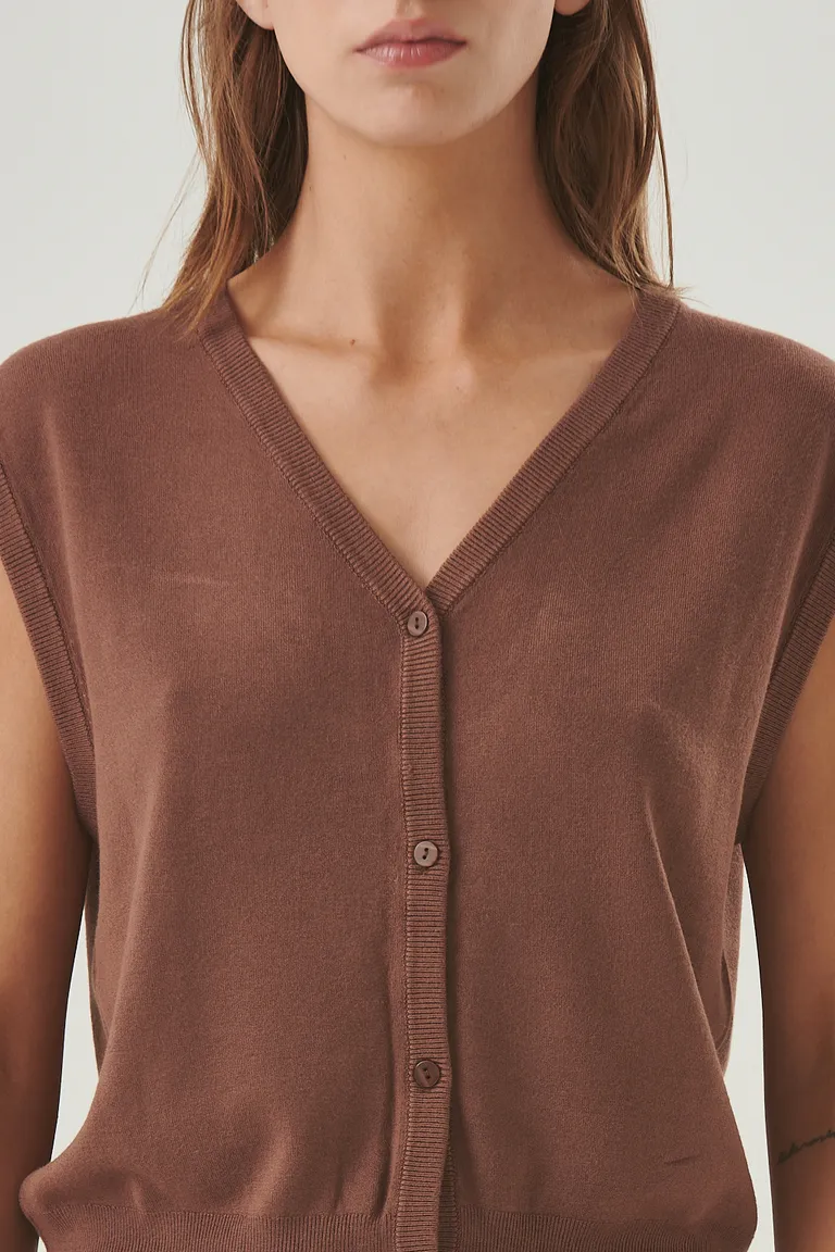 Chaleco de diseño clásico con escote en V y cierre frontal con botones, ideal para combinar en outfits de media estación de Sweet en Chalecos para argentina