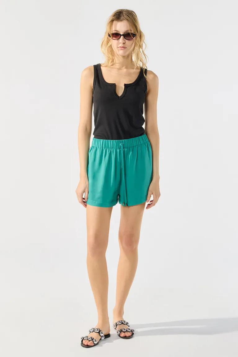 Shorts lisos de tiro alto en rayon twill para mujer de Cuesta Blanca en Shorts para argentina