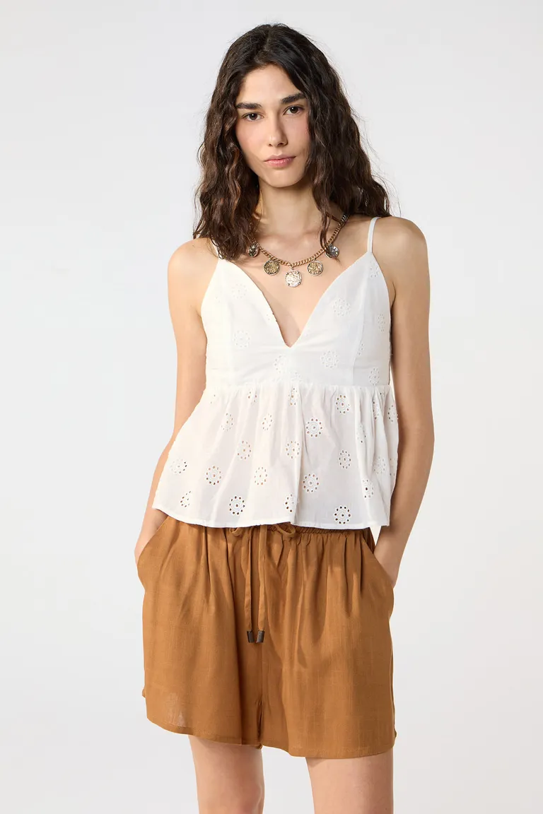 Top blanco de broderie con escote en V y detalles en los hombros de Cuesta Blanca en Tops para argentina