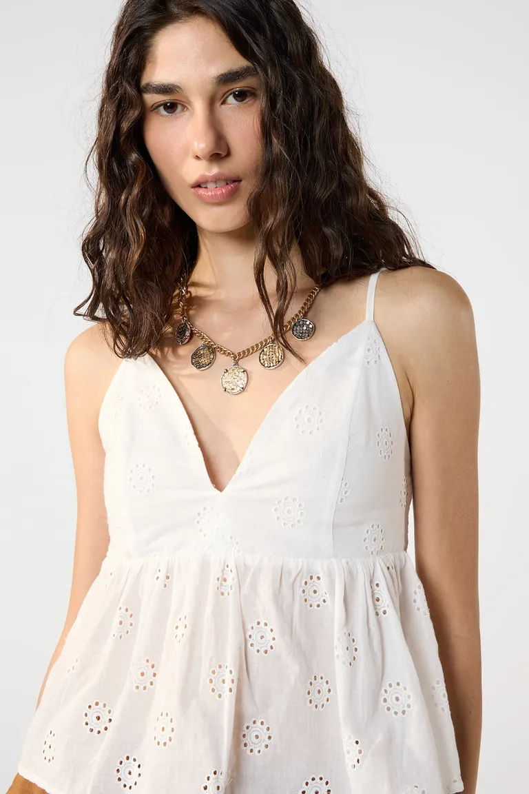 Top blanco de broderie con escote en V y detalles en los hombros de Cuesta Blanca en Tops para argentina