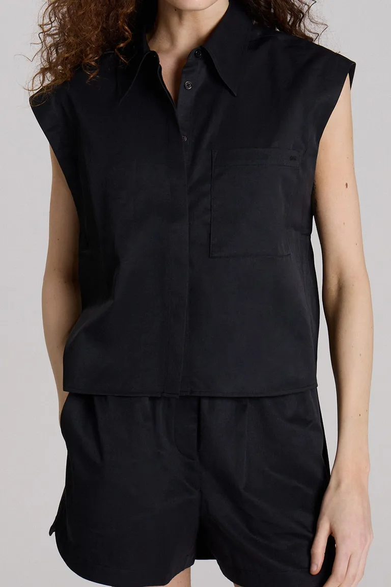 Camisa negra sin mangas con diseño semiajustado y logo bordado de Maria Cher en Camisas para argentina