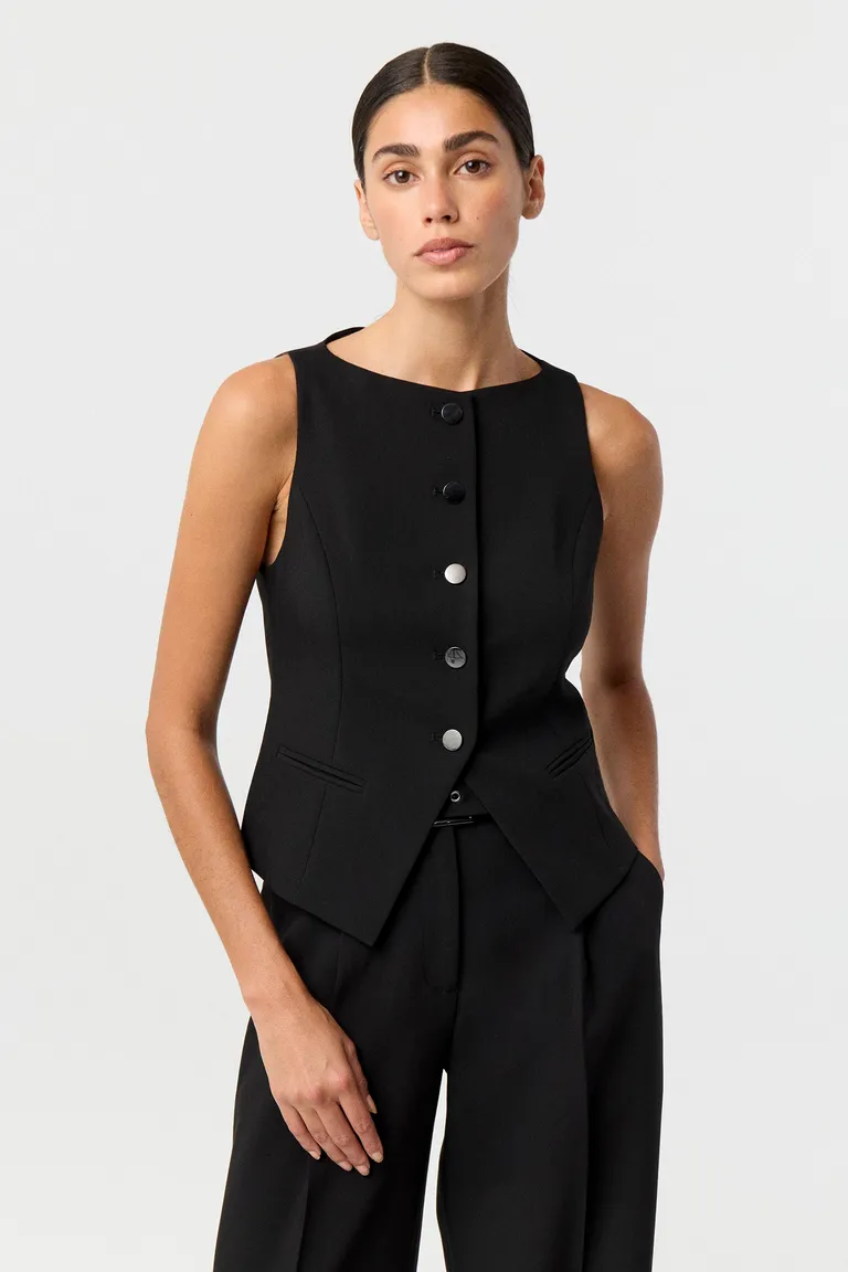 Chaleco de sastrería entallado con escote bote y botones metálicos frontales de Markova en Chalecos para argentina