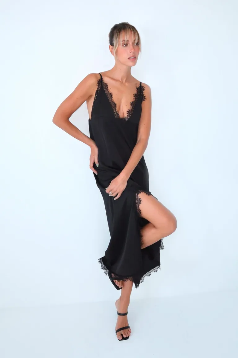 Vestido negro de satén y encaje con escote en V y abertura lateral de Naíma en Vestidos para argentina