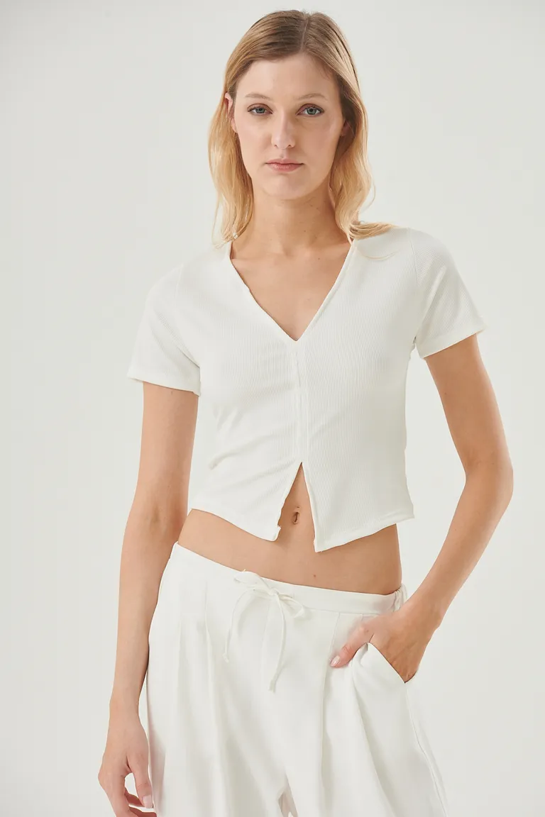 Remera blanca con escote en V y diseño con corte central delantero de Sweet en Remeras para argentina