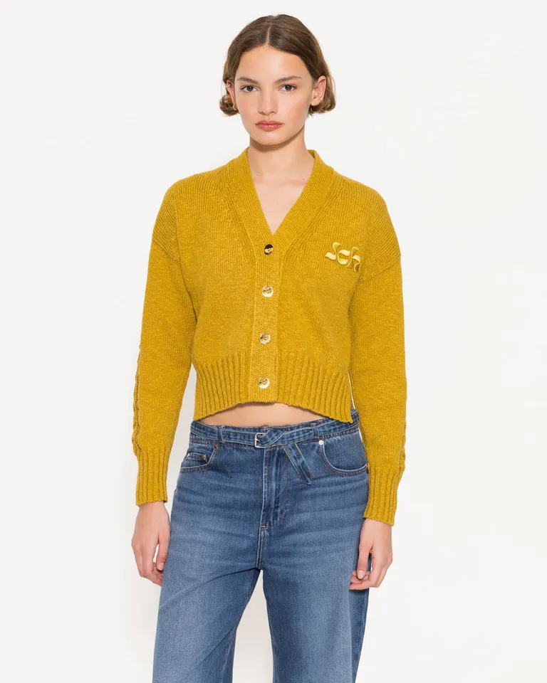 Cardigan corto de tejido en amarillo ocre con diseño bordado de Jazmin Chebar en Buzos y Sweaters para argentina