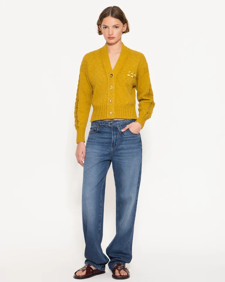Cardigan corto de tejido en amarillo ocre con diseño bordado de Jazmin Chebar en Buzos y Sweaters para argentina