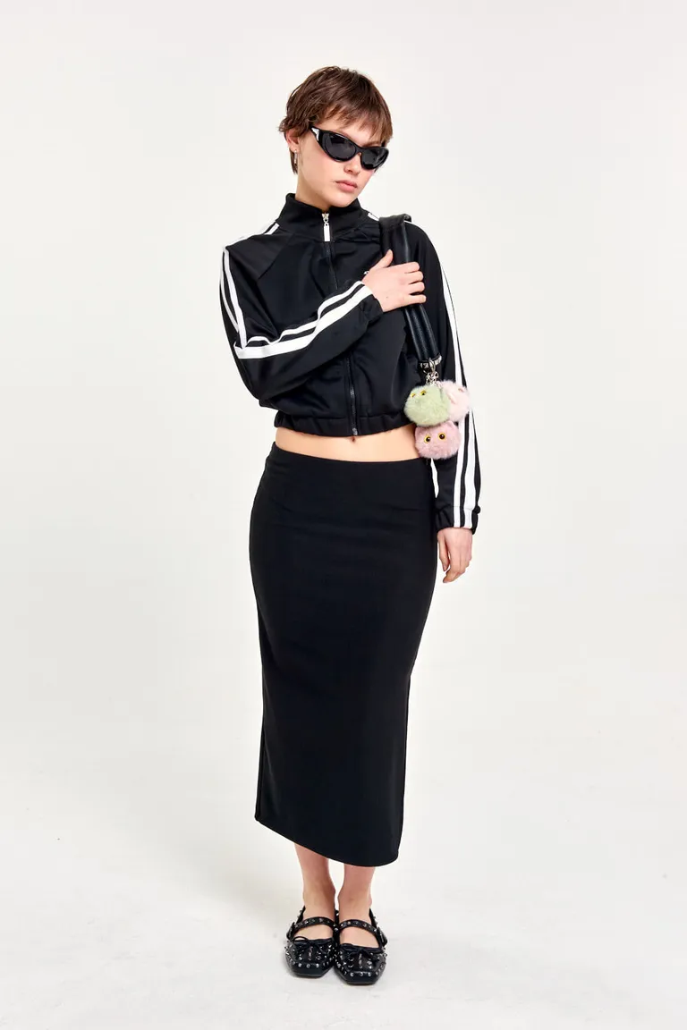 Falda midi negra de corte moderno y estilizado para un look elegante y sofisticado de 47 Street en Faldas para argentina