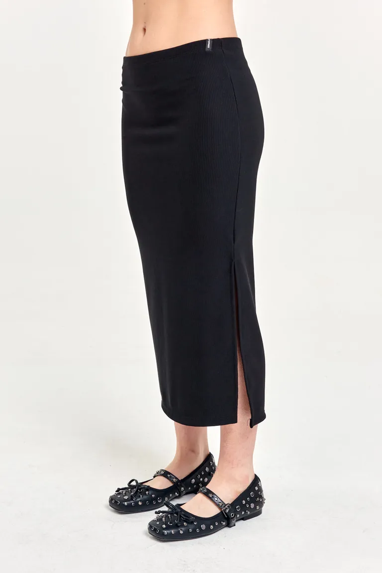 Falda midi negra de corte moderno y estilizado para un look elegante y sofisticado de 47 Street en Faldas para argentina