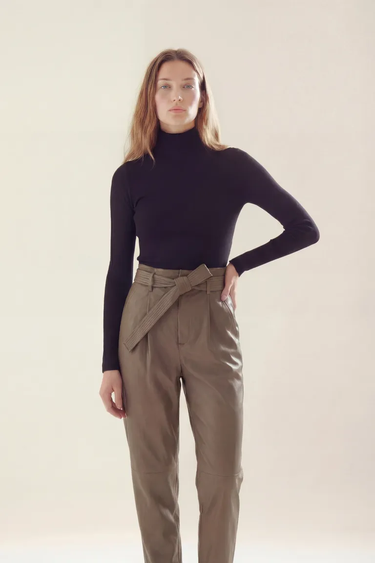 Remera de mangas largas y cuello alto con diseño ajustado y minimalista para mujer de Akiabara en Remeras para argentina