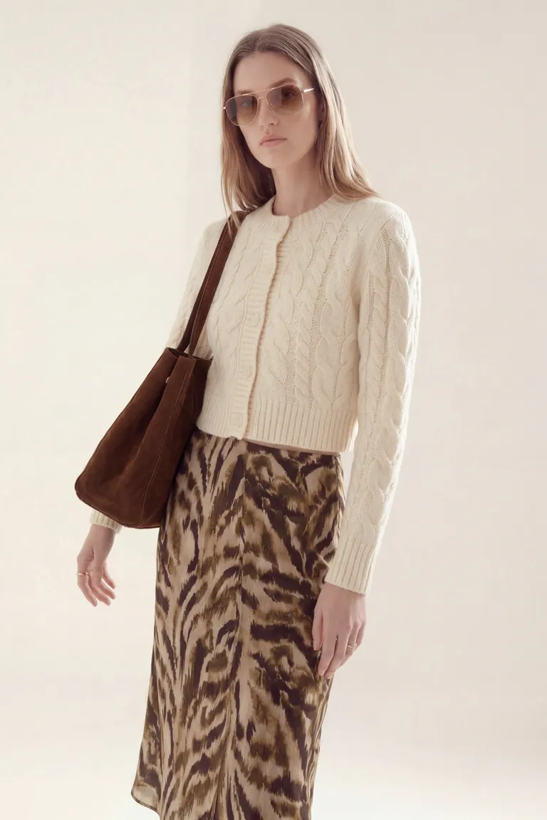 Cardigan corto tejido con diseño de trenzas y botones frontales de Akiabara en Buzos y Sweaters para argentina