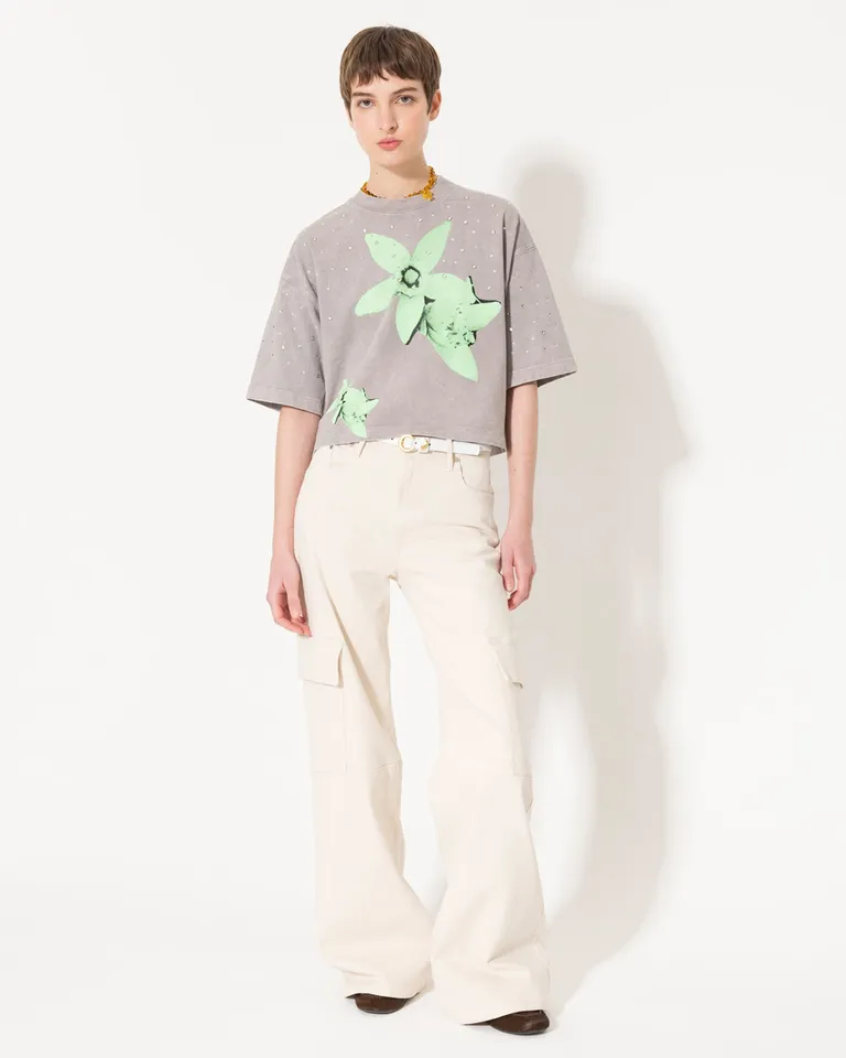 Remera gris con estampado floral en verde, de corte amplio y detalles de moda de Jazmin Chebar en Remeras para argentina