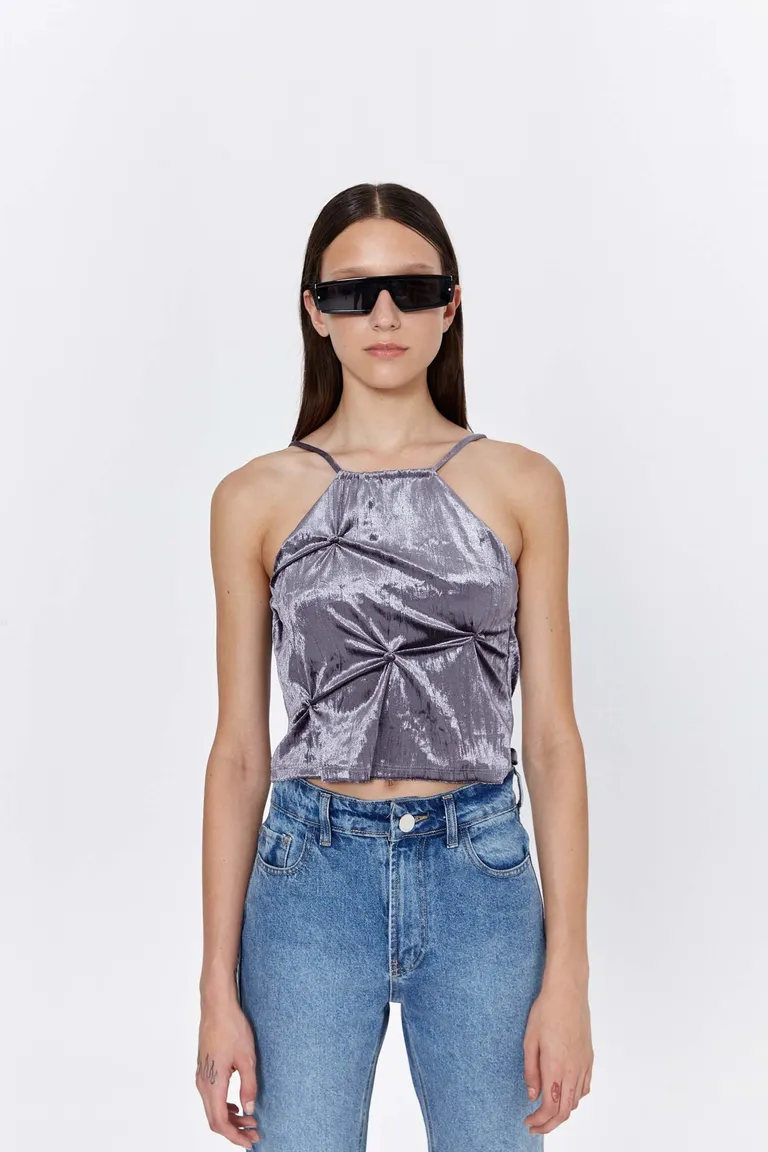 Elegante Top Gris con Detalles Drapeados y Escote Halter Regulable de Naíma en Tops para argentina