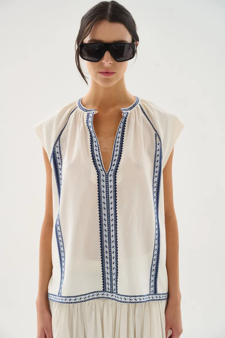 Camisa bordada de algodón en color blanco, de corte ajustado para mujer de Maria Cher en Camisas para argentina