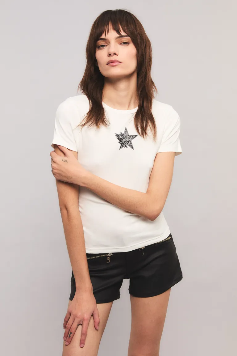 Remera mujer de corte slim con estampado de estrella, cuello redondo y mangas cortas de Kosiuko en Remeras para argentina