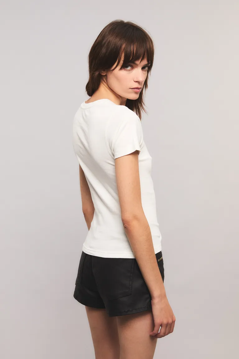 Remera mujer de corte slim con estampado de estrella, cuello redondo y mangas cortas de Kosiuko en Remeras para argentina