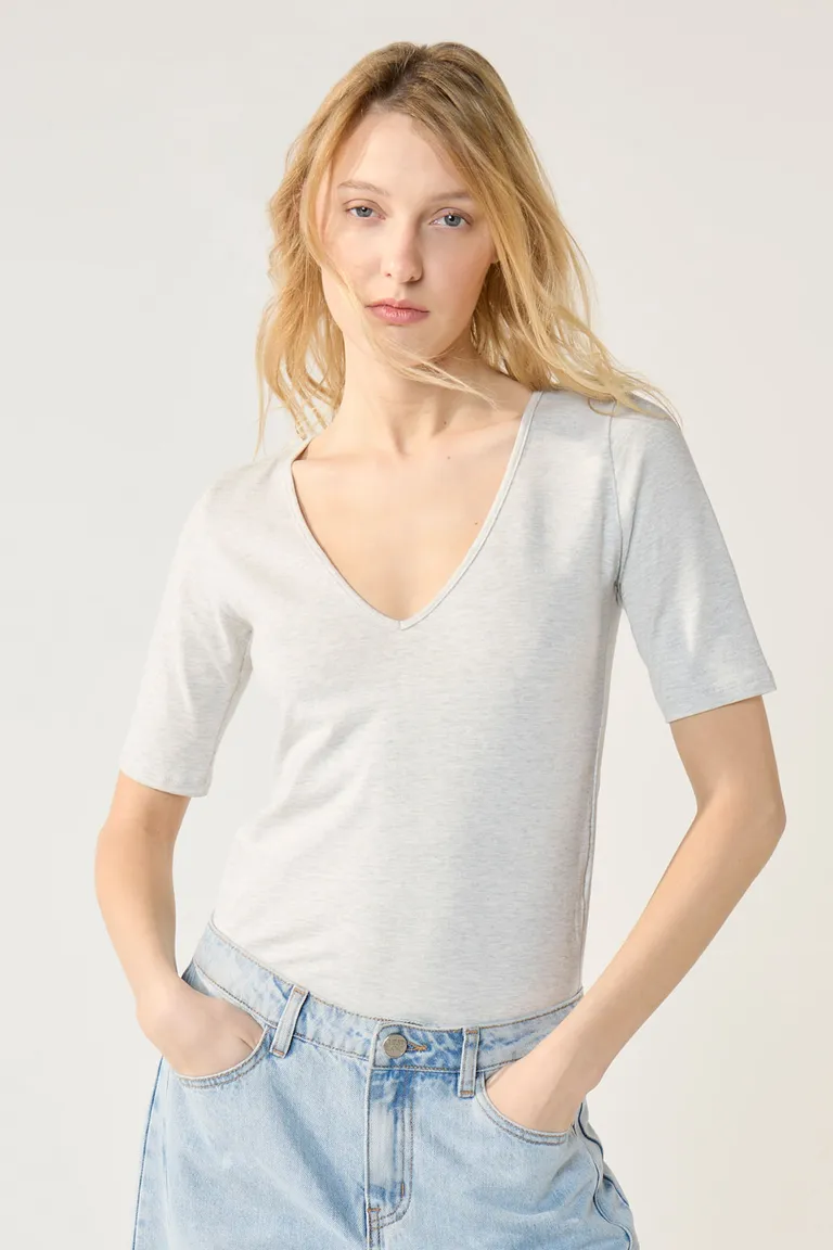 Remera blanca de manga corta y escote en V para mujer de Cuesta Blanca en Remeras para argentina