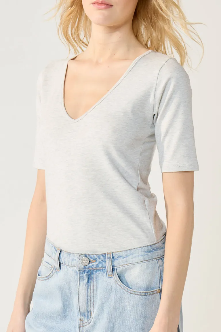 Remera blanca de manga corta y escote en V para mujer de Cuesta Blanca en Remeras para argentina