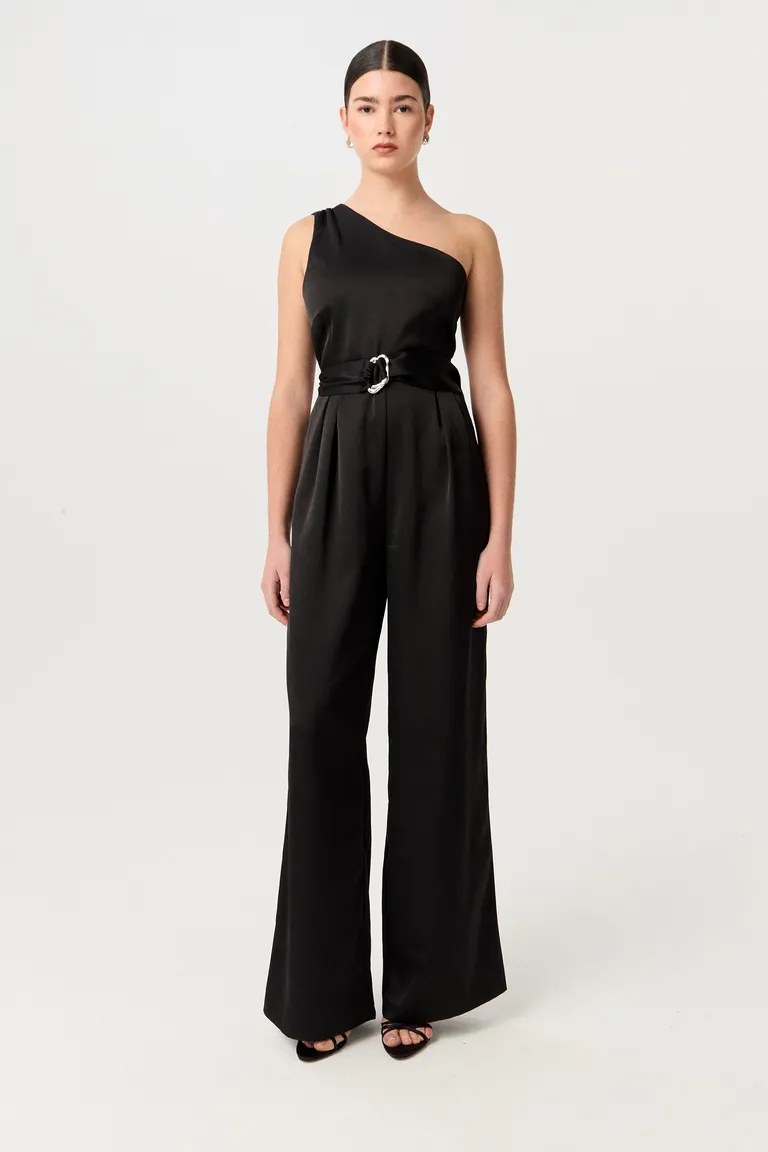 Mono de satén de corte asimétrico y cinturón metálico para un look elegante y de tendencia de Markova en Monos para argentina