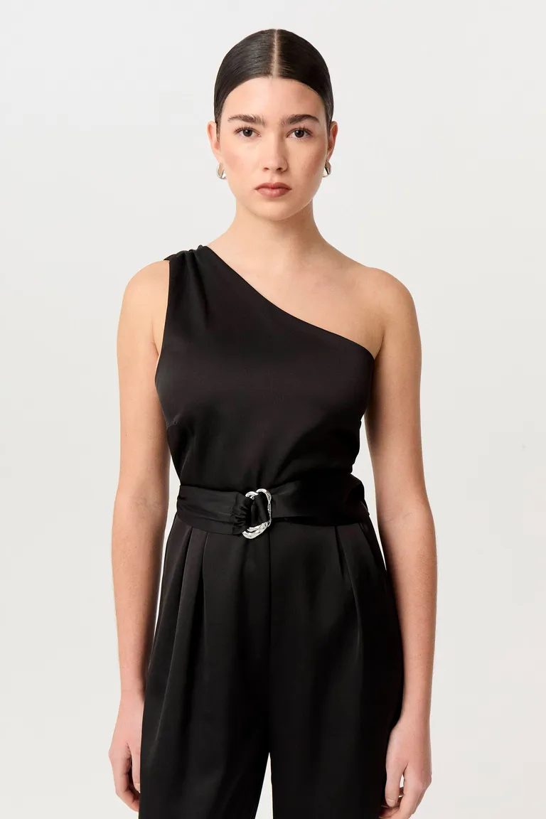 Mono de satén de corte asimétrico y cinturón metálico para un look elegante y de tendencia de Markova en Monos para argentina