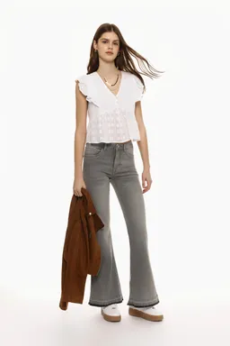 Jeans flare bajo desflecado de Lefties en Pantalones para argentina