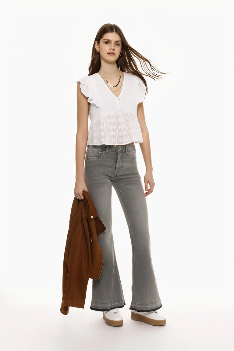 Jeans flare bajo desflecado de Lefties en Pantalones para argentina