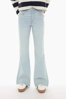 Jeans flare bajo desflecado de Lefties en Pantalones para argentina