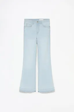 Jeans flare bajo desflecado de Lefties en Pantalones para argentina