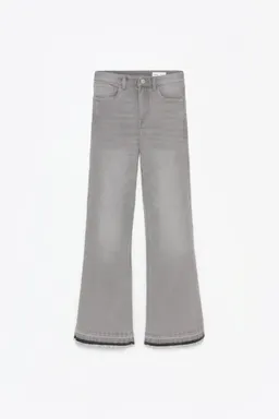 Jeans flare bajo desflecado de Lefties en Pantalones para argentina
