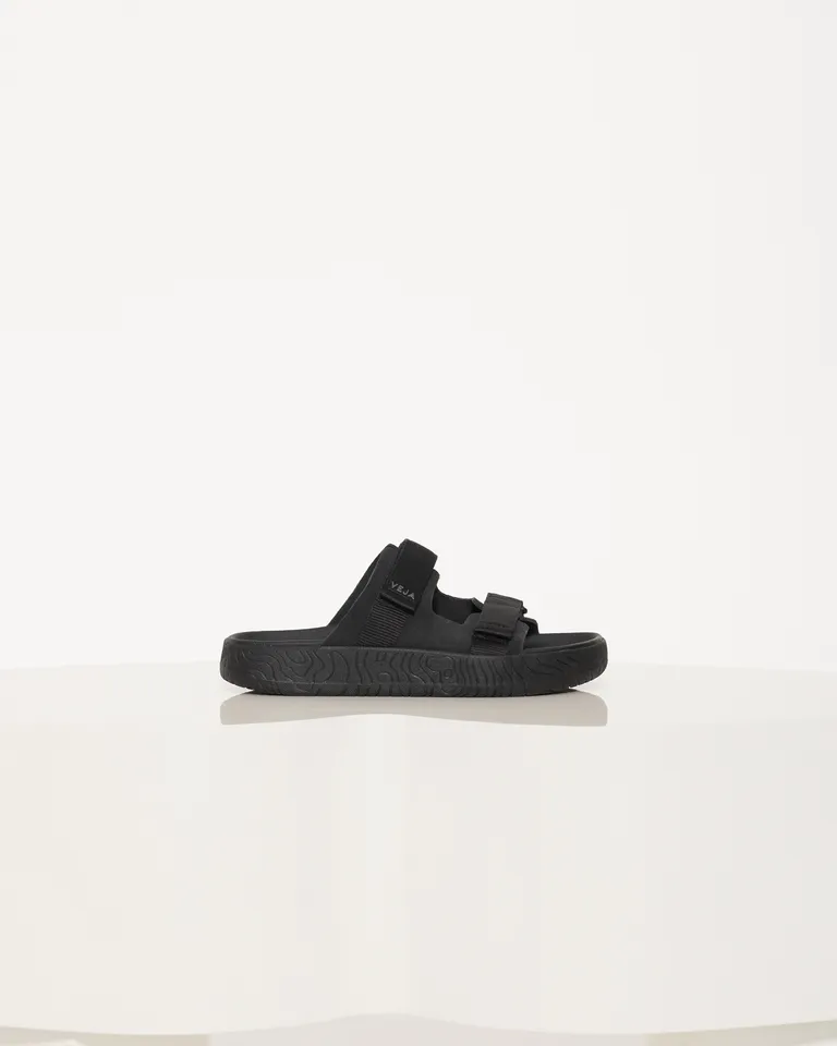 Sandalias veraniegas de diseño minimalista en tono negro de Jazmin Chebar en Sandalias para argentina