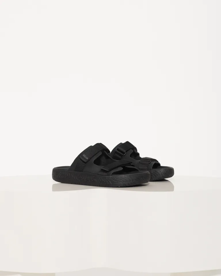 Sandalias veraniegas de diseño minimalista en tono negro de Jazmin Chebar en Sandalias para argentina