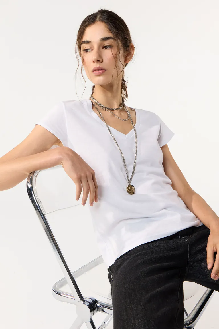 Remera blanca de algodón con cuello y escote en V para mujer de Cuesta Blanca en Remeras para argentina