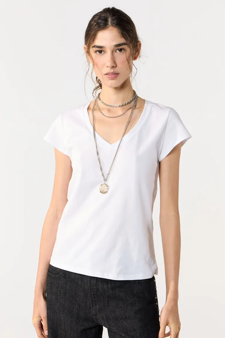Remera blanca de algodón con cuello y escote en V para mujer de Cuesta Blanca en Remeras para argentina