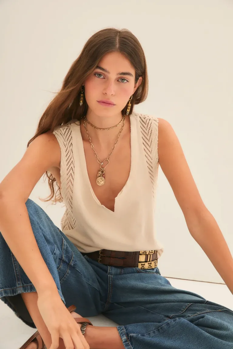 Musculosa femenina de diseño suelto y detalles de encaje en sisas y espalda de Rapsodia en Tops para argentina