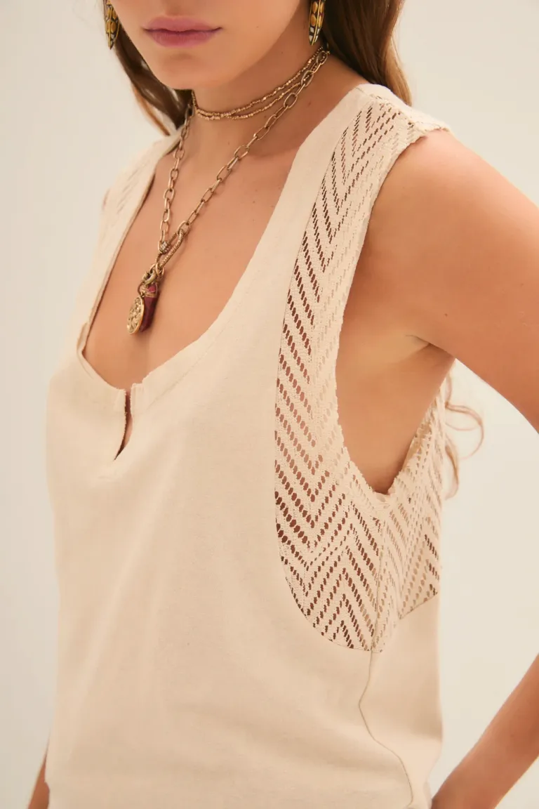 Musculosa femenina de diseño suelto y detalles de encaje en sisas y espalda de Rapsodia en Tops para argentina