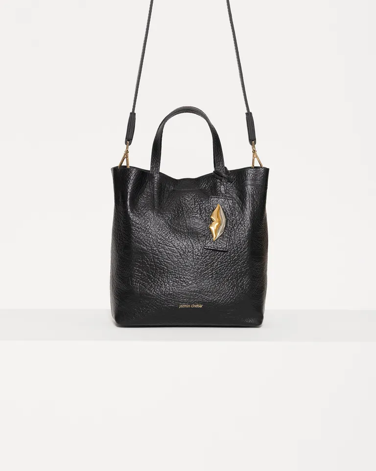 Bolso tote de cuero negro con detalles de besos en relieve de Jazmin Chebar en Bolsos y Carteras para argentina