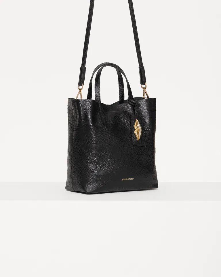 Bolso tote de cuero negro con detalles de besos en relieve de Jazmin Chebar en Bolsos y Carteras para argentina