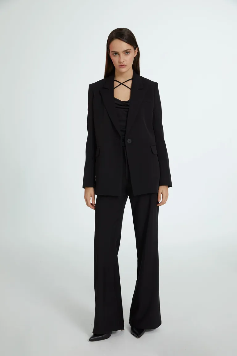 Pantalón negro de corte recto con detalles sastres y pinzas en el delantero de Naíma en Pantalones para argentina