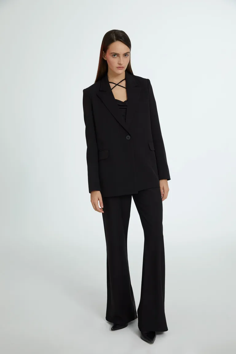 Pantalón negro de corte recto con detalles sastres y pinzas en el delantero de Naíma en Pantalones para argentina
